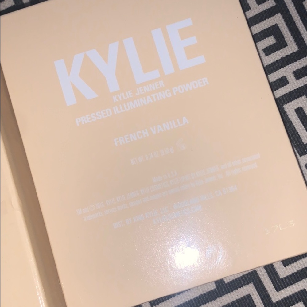 Kylie Cosmetics pressed illuminated powder - Picture 3 of 4